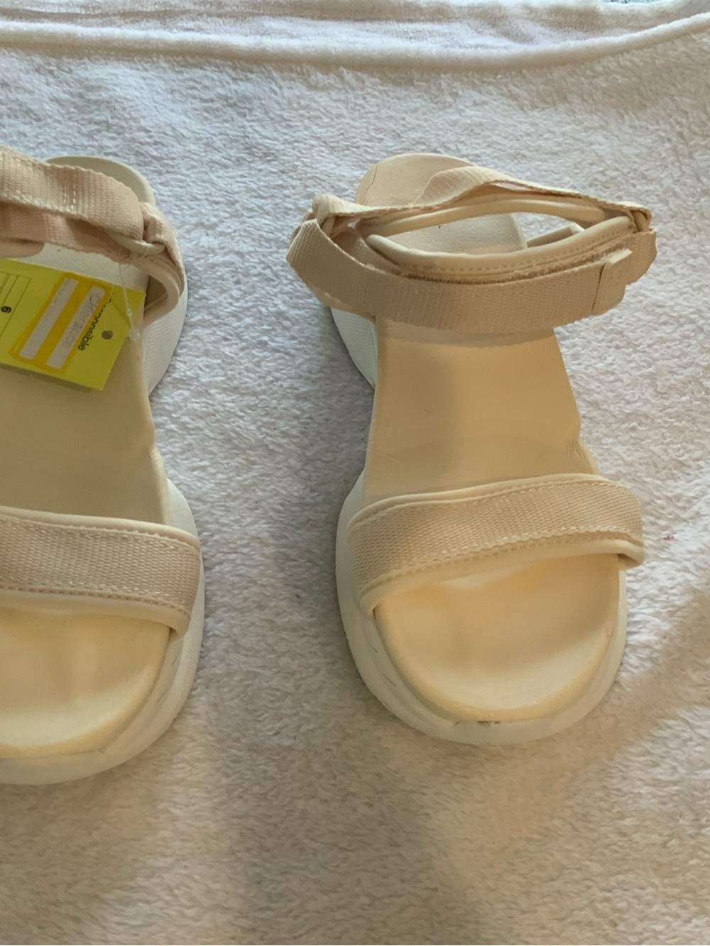 Women’s Cream Casual Strappy Sport Sandals nwt size 6 sku 4017